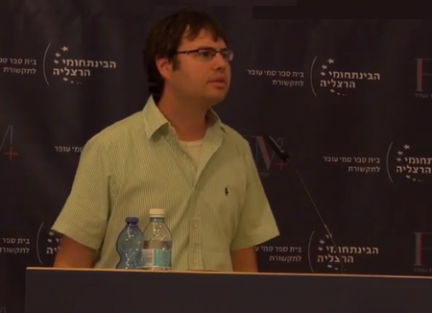 אורן הוברמן על הבמה